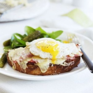 Bữa sáng nhanh gọn với món sandwich croque madame kiểu Pháp