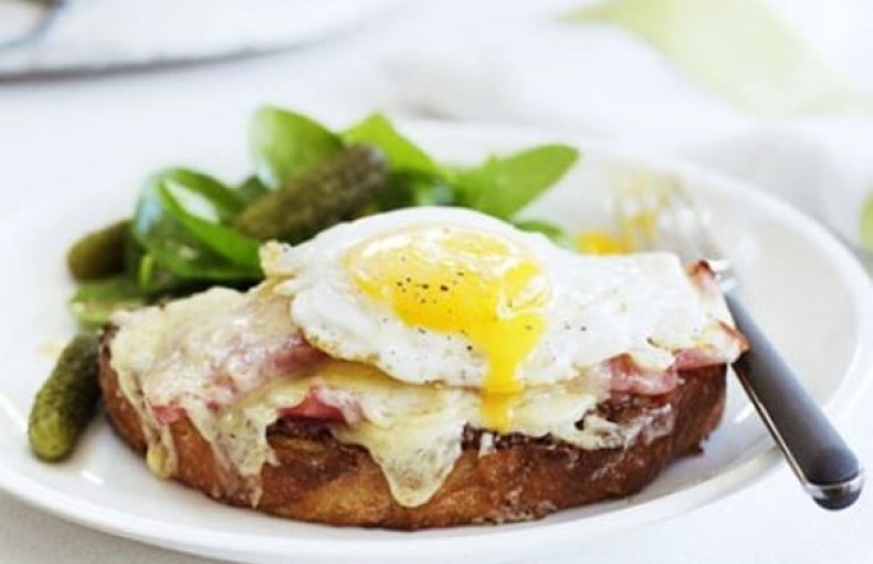 Bữa sáng nhanh gọn với món sandwich croque madame kiểu Pháp