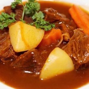 Bí quyết làm bò sốt vang mềm thơm của đầu bếp Pháp