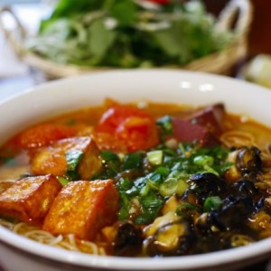 Cách nấu bún ốc nóng hổi, đúng kiểu Hà Nội