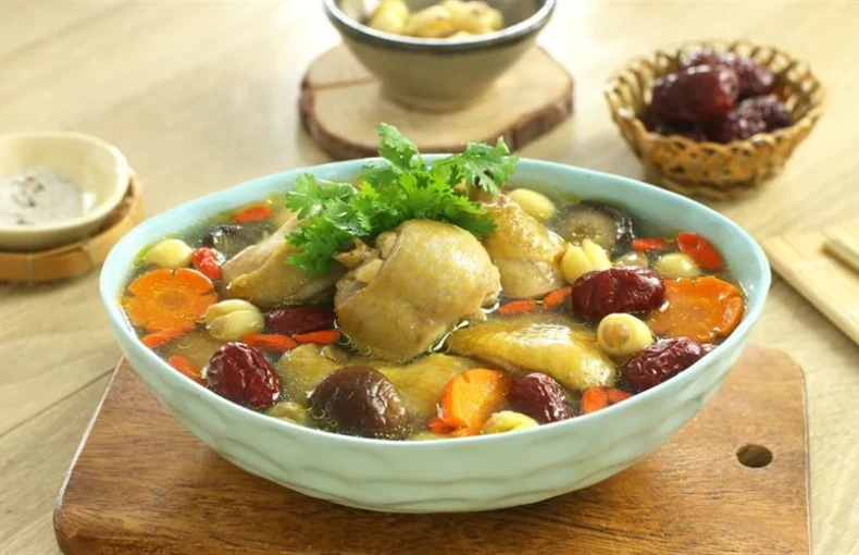 Mùa sen, làm ngay món gà hầm củ sen bổ dưỡng lại thanh mát