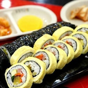 Làm bữa tối nhanh gọn với kimbap cuộn trứng rong biển chuẩn vị Hàn Quốc