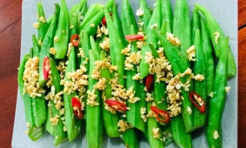 Cách làm món đậu bắp xào tỏi không nhớt, xanh mướt tự nhiên