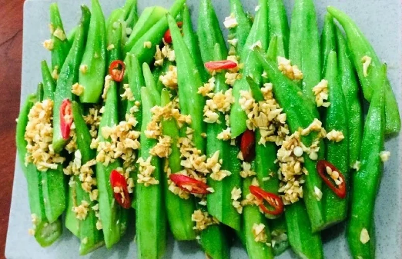 Cách làm món đậu bắp xào tỏi không nhớt, xanh mướt tự nhiên