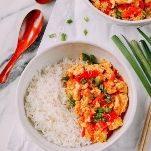 5 phút xong ngay món trứng xào cà chua cho bữa sáng