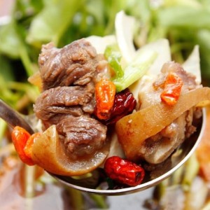 Cách làm lẩu đuôi bò thơm ngọt đậm đà