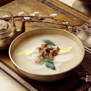 Cách làm canh bánh gạo Hàn Quốc thơm ngon, chuẩn vị