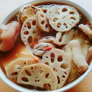 Cách làm món canh chân giò hầm củ sen thơm ngon bổ dưỡng ngày nắng