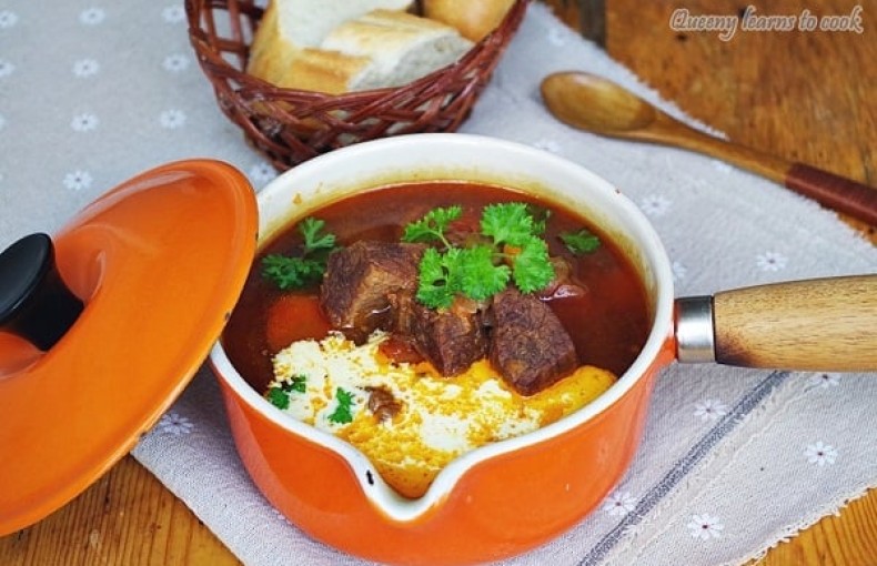 Bật mí cách làm bò hầm kiểu Hungari thơm ngon đúng điệu