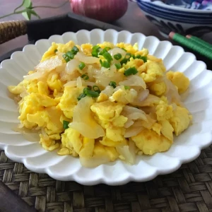 Trứng xào hành tây cho bữa sáng nhanh gọn chỉ mất vài phút