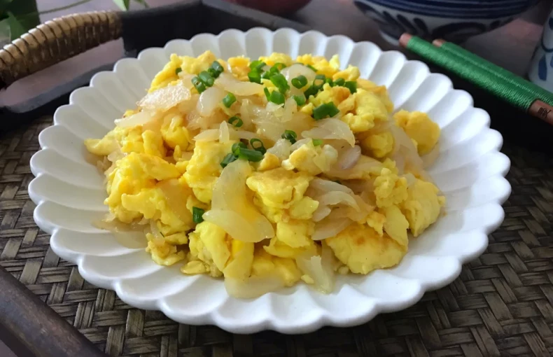 Trứng xào hành tây cho bữa sáng nhanh gọn chỉ mất vài phút