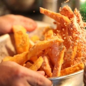 Cách làm khoai tây lắc phô mai thơm ngon, ăn là nghiền