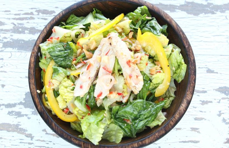 Cách làm salad thịt gà tuyệt ngon kiểu Thái