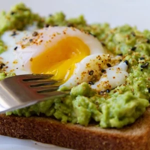 Sandwich bơ trứng ốp la cho bữa sáng giàu năng lượng