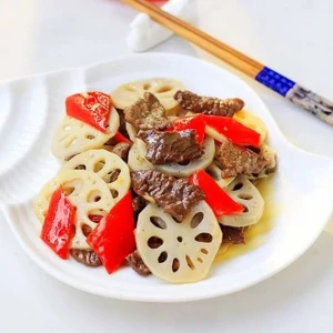 Bữa tối đơn giản với món thịt bò xào củ sen giòn bùi thơm ngon